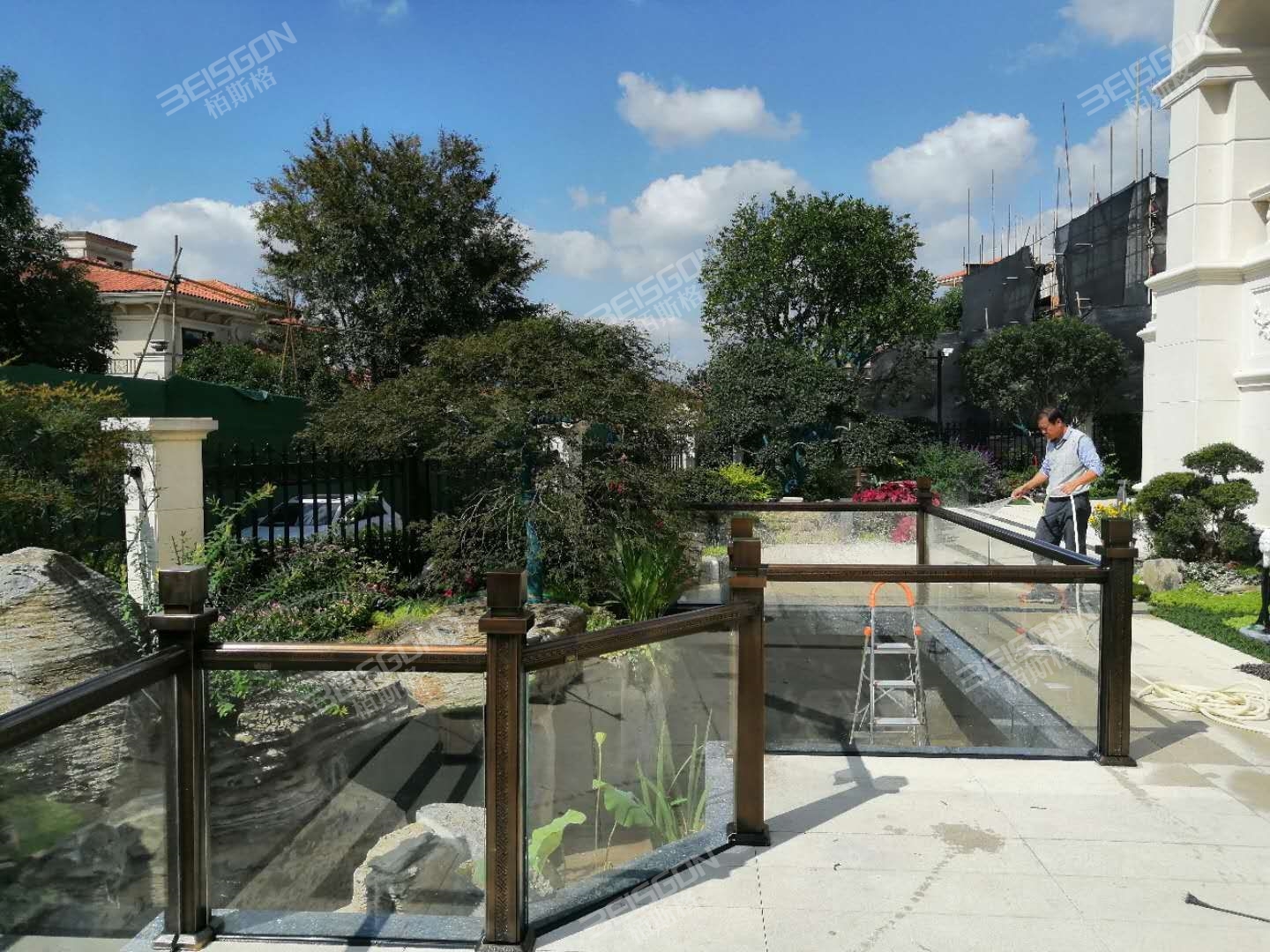 泓冠客户千亿球友会官网首页玻璃护栏案例
